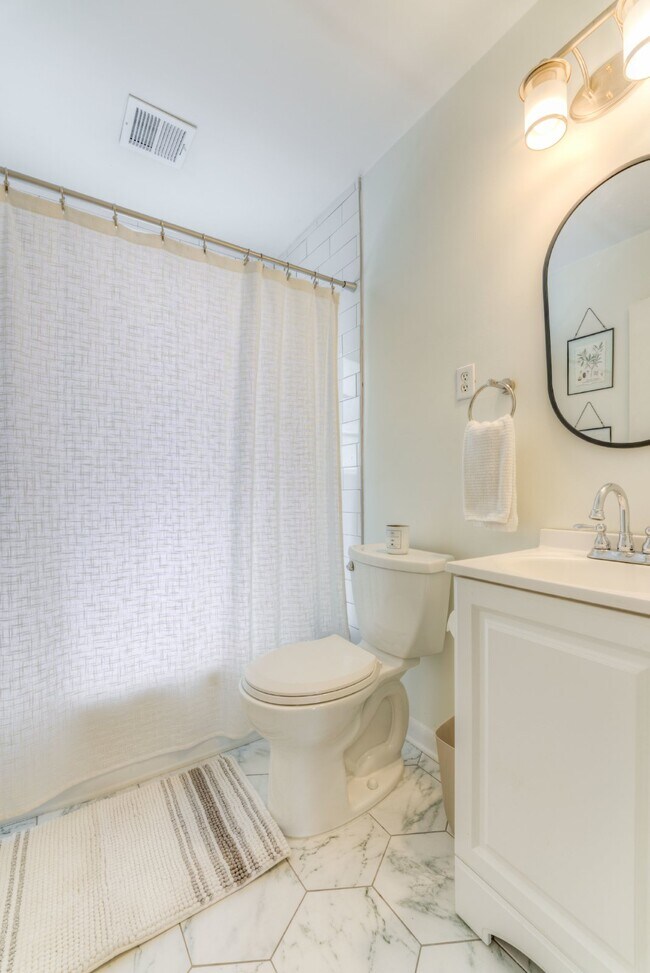 Building Photo - Colonial Acres East Memphis cutie! 3 bedrooms and tons of updates! Appliances included.