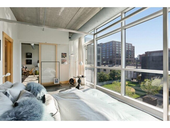 Building Photo - 345 6th Ave N