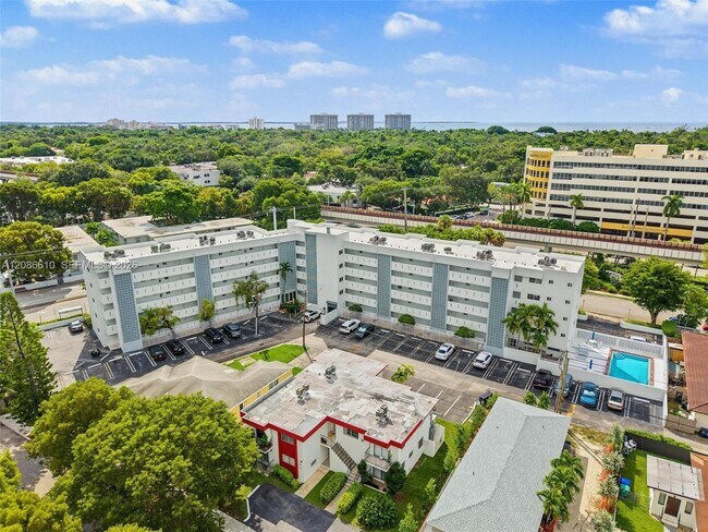 Building Photo - 2690 SW 22nd Ave