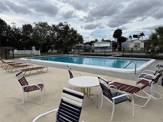 Building Photo - 1921 SW 83rd Ave