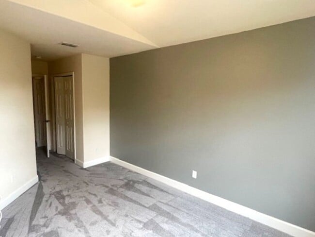 Building Photo - Stunning townhome in gated community near ...