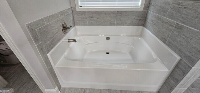 Building Photo - 352 Newshaw Dr