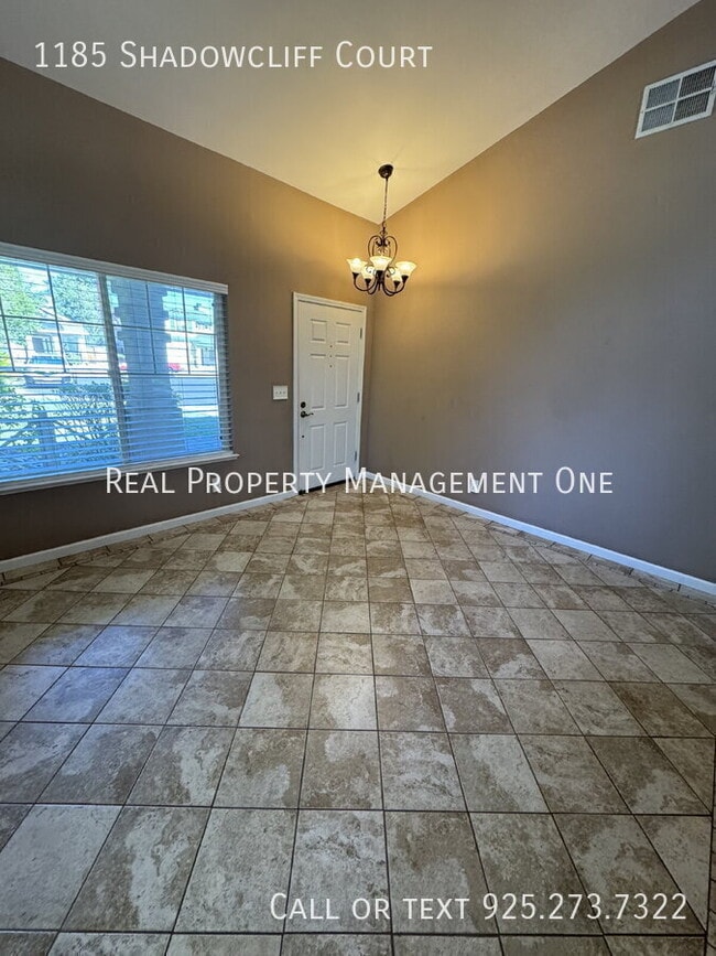 Building Photo - 1185 Shadowcliff Ct