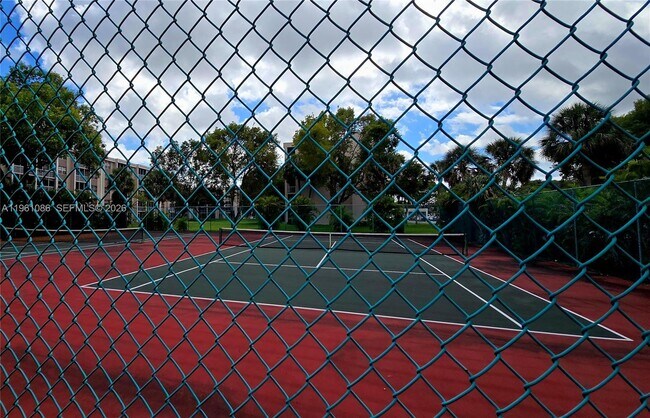 Building Photo - 8735 Ramblewood Dr