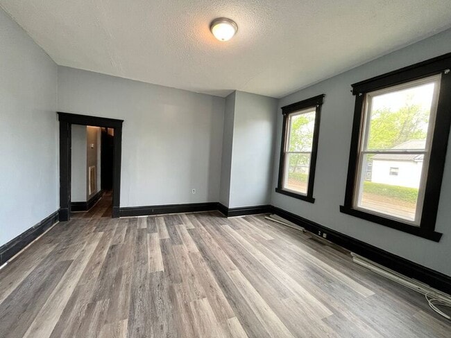 Building Photo - 1600 E 12th St