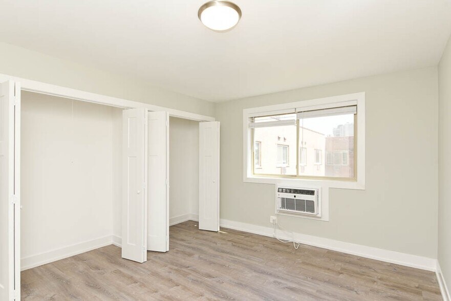 Building Photo - 533 W Surf St