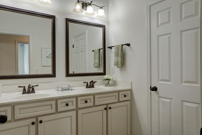 Building Photo - 104 Wellington Trce