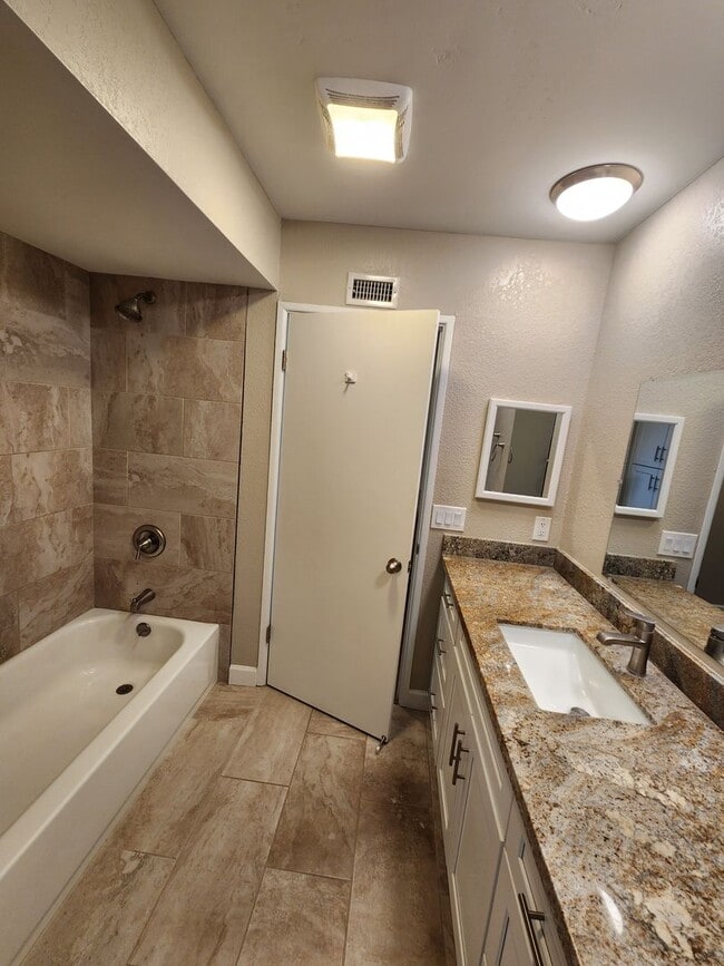 Building Photo - 16598 Bernardo Oaks Dr