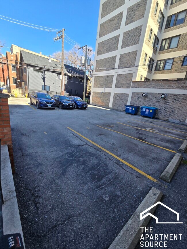 Building Photo - 722 W Diversey Pkwy