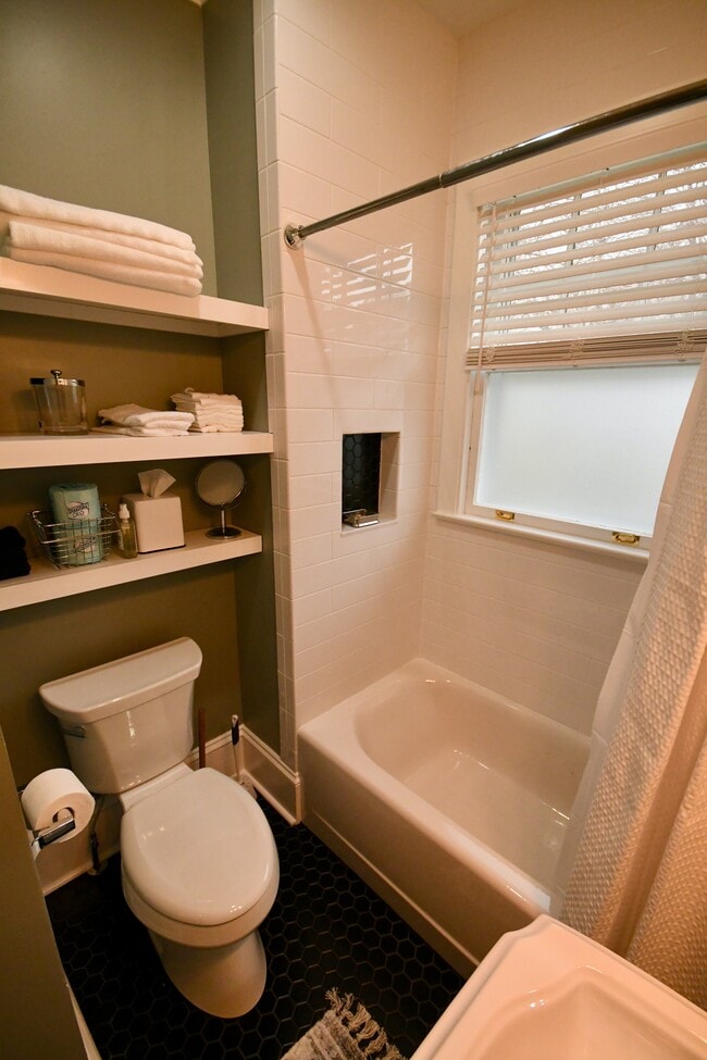 Building Photo - 408 W Park Ave