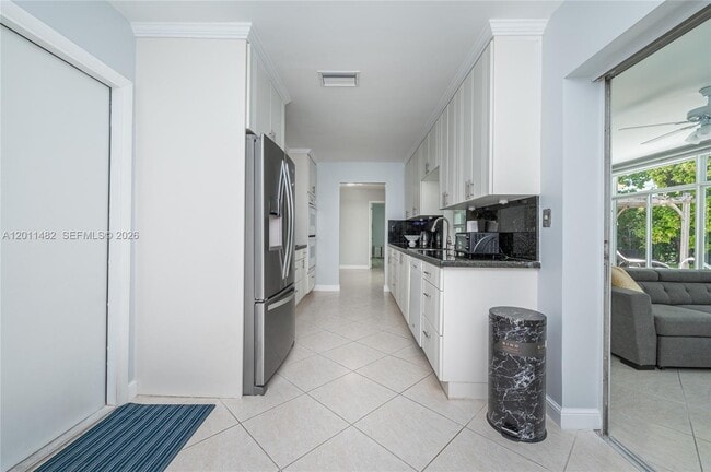 Building Photo - 810 S Rainbow Dr