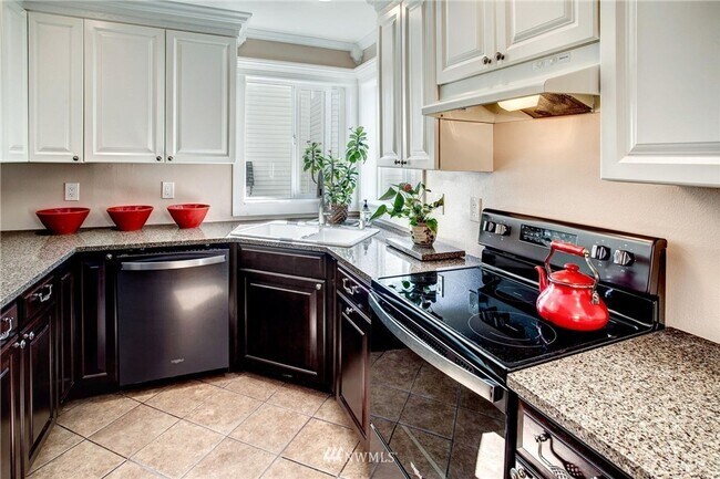 Building Photo - Modern Updated Detail and Designed 3bd 2.5...