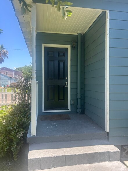 Building Photo - 520 E Hall Ln