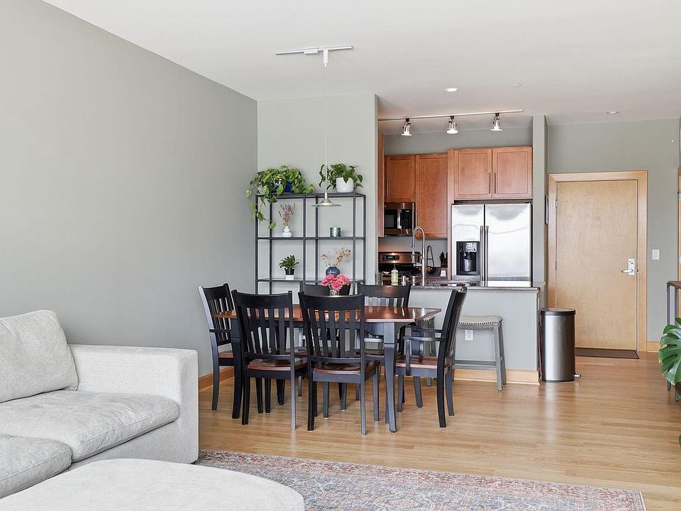 Building Photo - 1550 E Royall Pl