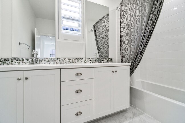 Building Photo - Thoughtfully Renovated 3 Bed, 2.5 Bath Sin...