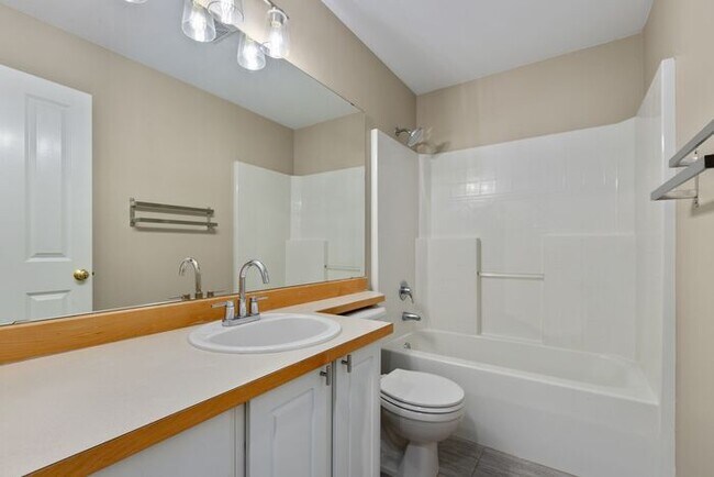 Building Photo - AIR CONDITIONED Townhome in Beautiful Summ...