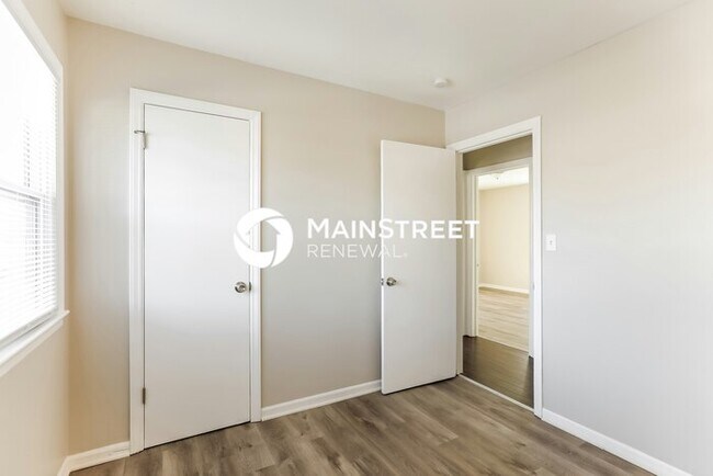 Building Photo - 3 Bedroom Pet-Friendly Home in INDEPENDENCE, MO with Main Street Renewal