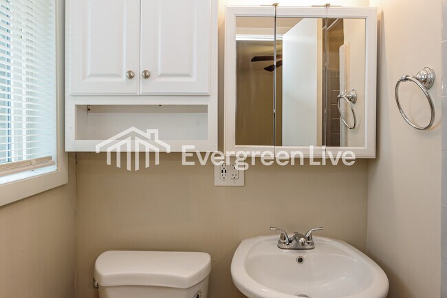 Building Photo - 2620 Rockwell Rd NW