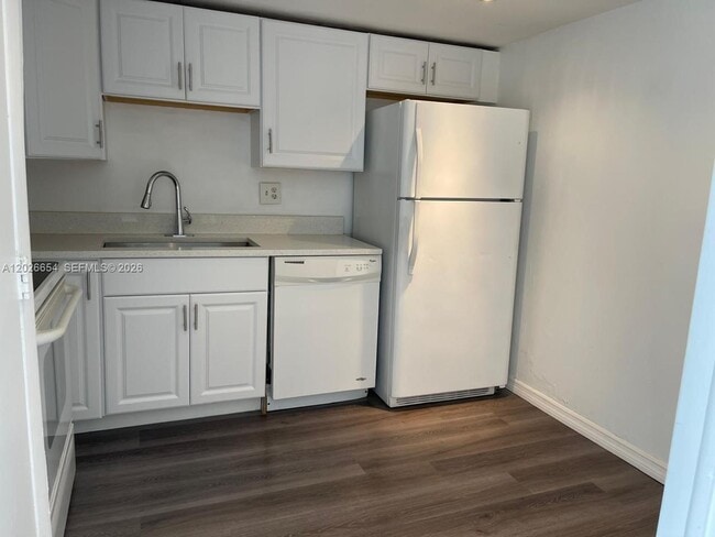 Building Photo - 4174 Inverrary Dr