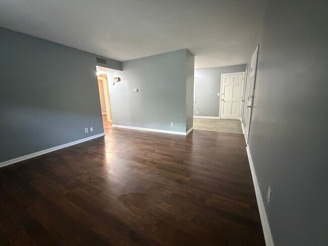 Building Photo - 3340 Pinewood Ave
