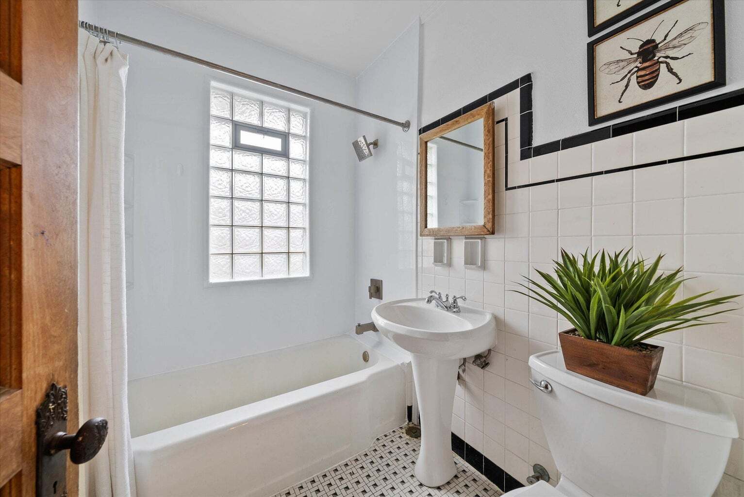 Upper Bath - 2856 N Frederick Ave