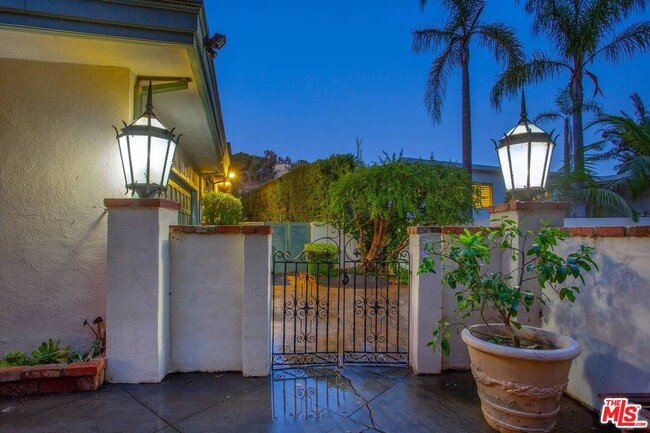 Building Photo - 10216 Cielo Dr