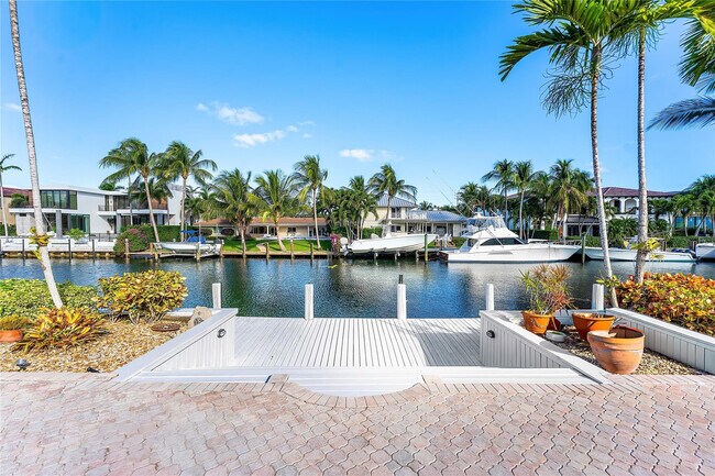 Building Photo - 2443 NE 26th St