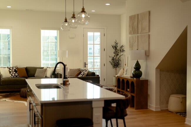 Building Photo - 1204 SW Franklin Dr