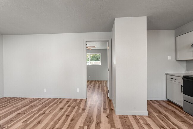 Building Photo - 1028 W 11th St