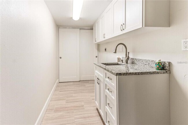 Building Photo - 736 Island Way