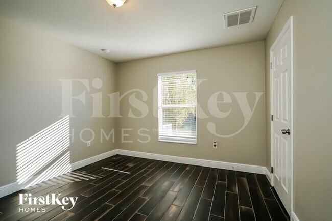 Building Photo - 3313 NE 15th Pl