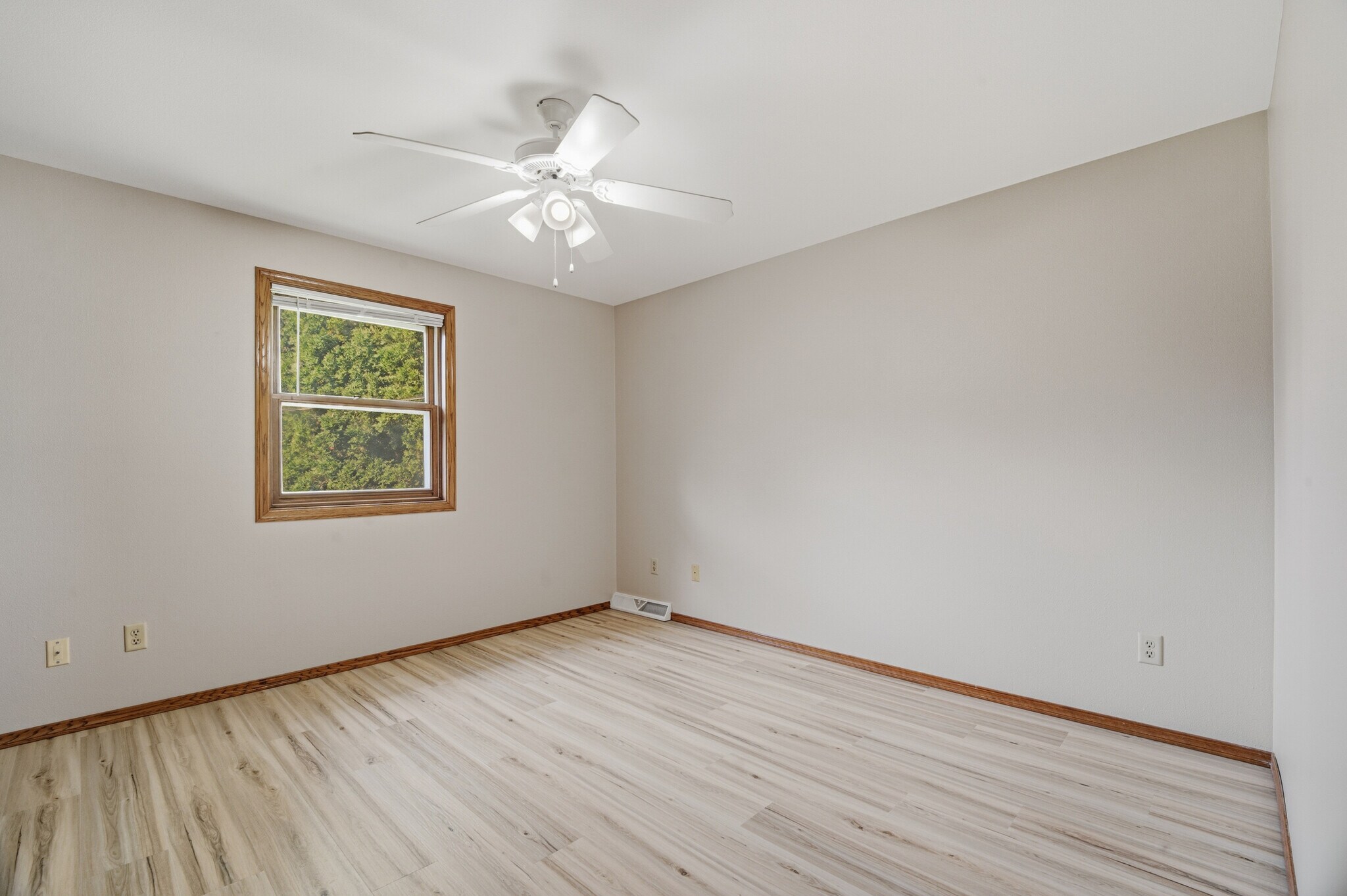 Building Photo - 1355 W Hiawatha Dr