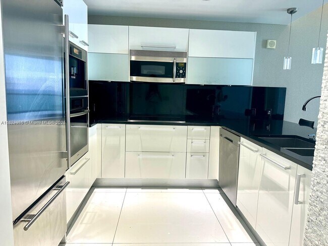 Building Photo - 17121 Collins Ave
