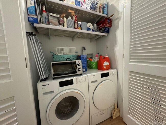 Building Photo - 1 Kings Ct