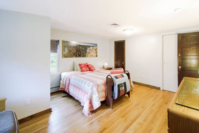 Building Photo - Locust Lane House!
