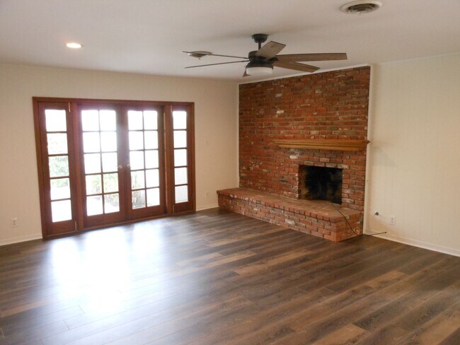 Building Photo - Charming Home near LMU