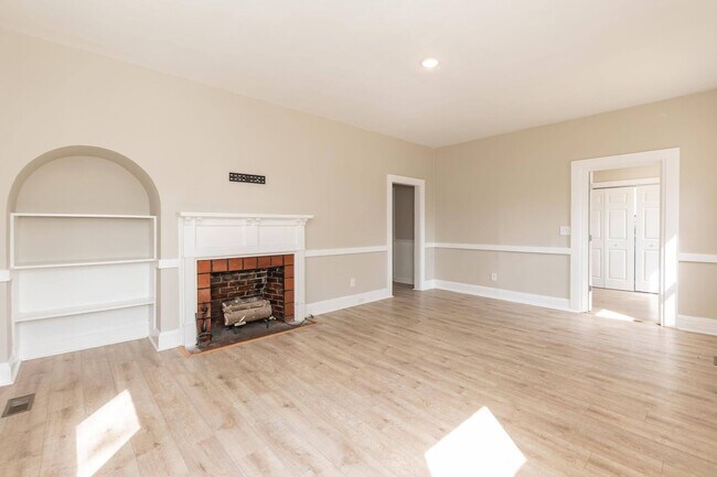 Building Photo - Gorgeous Three Bedroom Home!