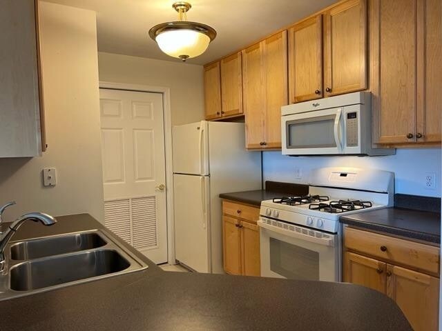 Building Photo - 641 Cambridge Ct