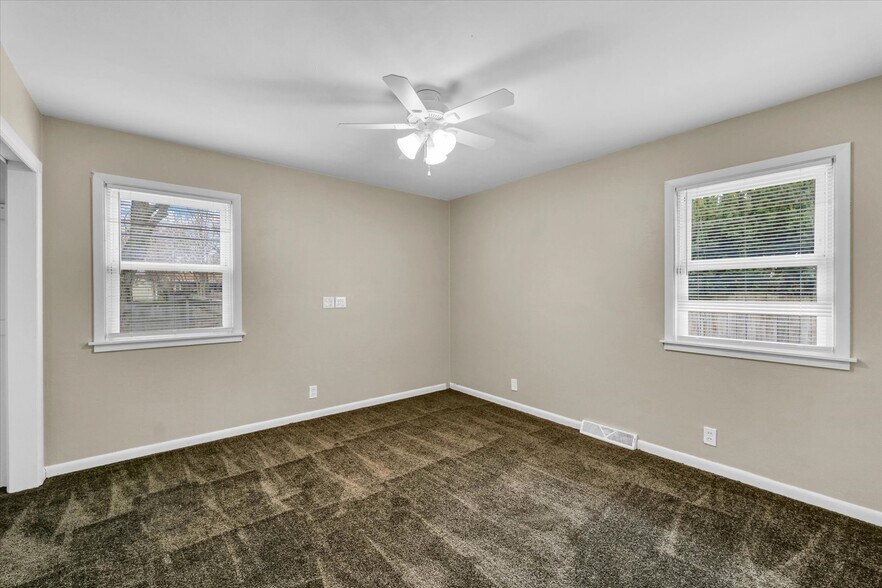 Building Photo - 19 Delaine Dr