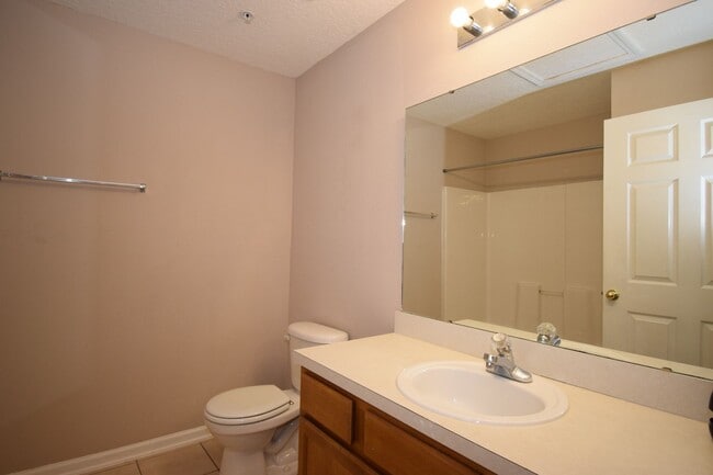 Building Photo - WOW! 2/2 in Merrill Pines Gated Community