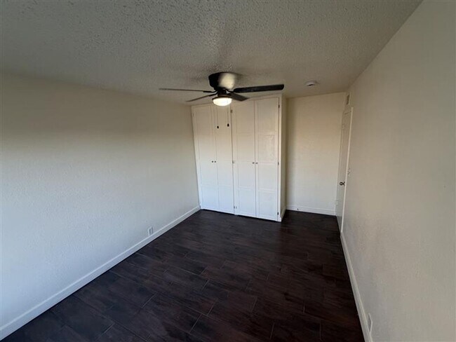 Building Photo - SPACIOUS 3/2.5 TOWN HOME