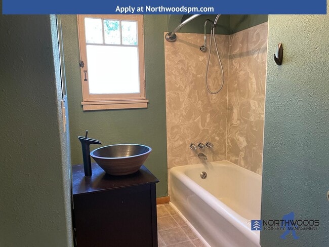 Building Photo - Great 2 Bedroom 1 Bath Cottage Style Home ...