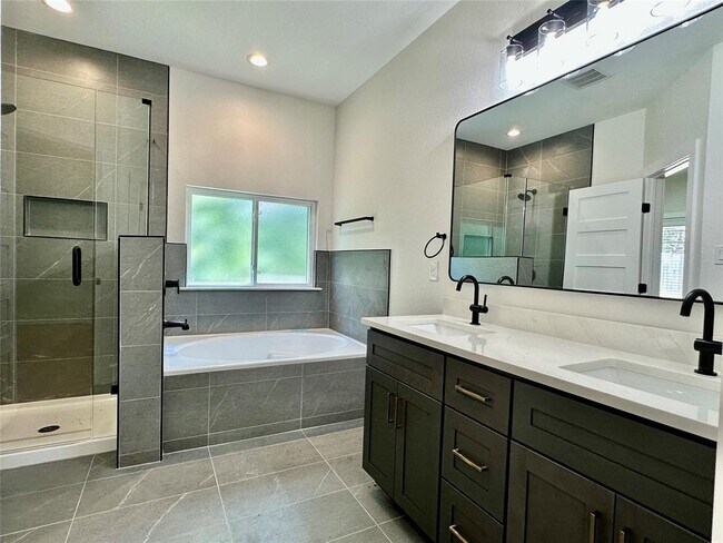 Building Photo - 15113 N Flamingo Dr