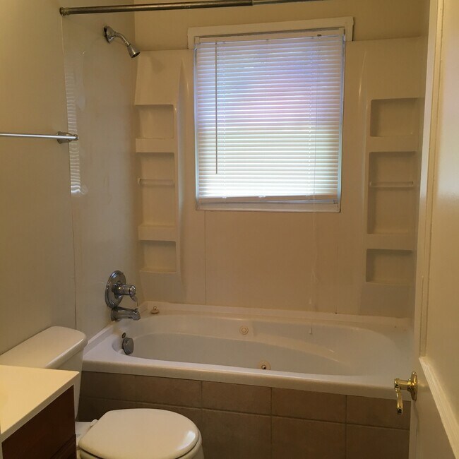 Building Photo - Spacious 3BR/2BA Home off of Taylor Blvd
