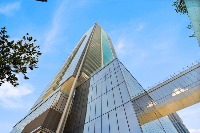 Building Photo - 700 NE 26th Terrace