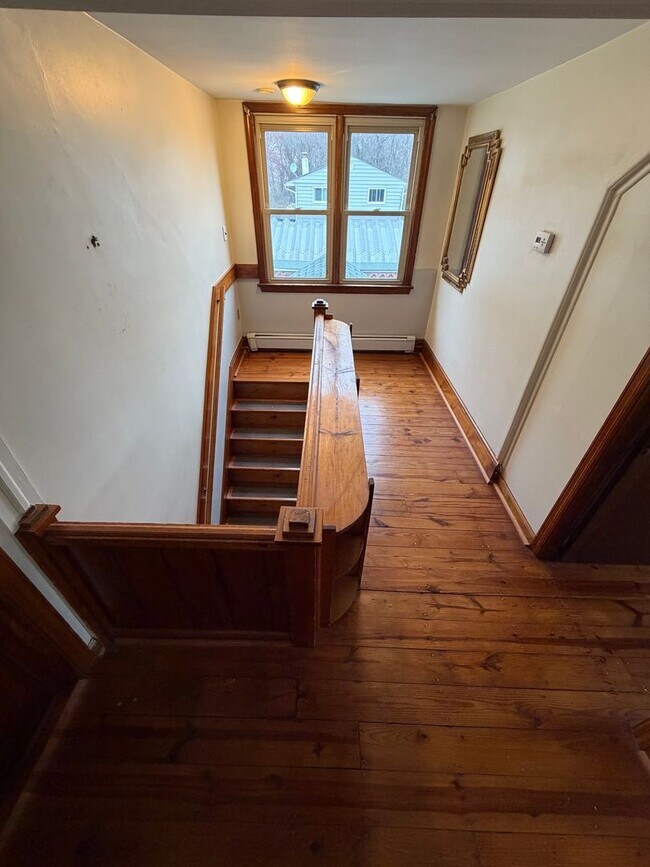 Building Photo - Spacious 4BR in a Quiet, Private Pocket