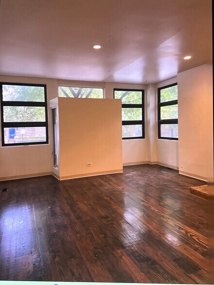 living room - 2059 N Clifton Ave