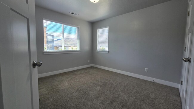 Building Photo - 4933 W Pillar Dr