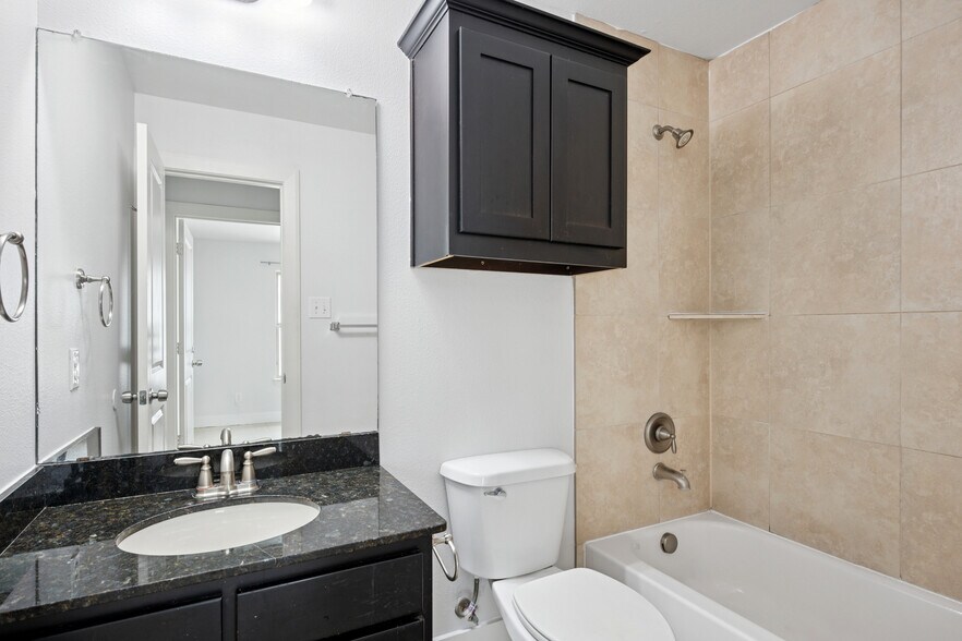 Building Photo - 5009 Manett St