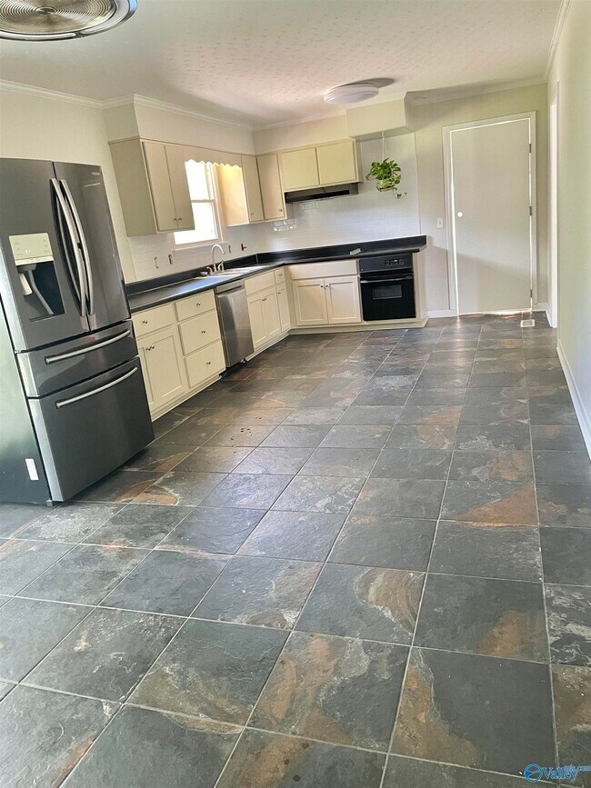 Building Photo - 304 Meadowbrook Dr SE